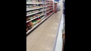 Chica se toca ene le Oxxo Mexico