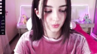 queen_kitty1818_strip tease & squirt preview