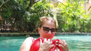 Nadine Jansen-I must increase my bust