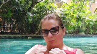 Nadine Jansen-I must increase my bust