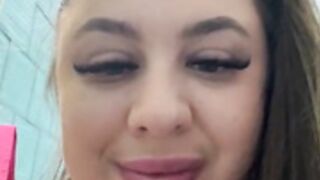 Les gros seins qui débordent de la belle Sara_slow