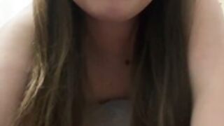 Les gros seins qui débordent de la belle Sara_slow