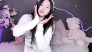 -Aiko topless laggy