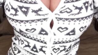 Amber Jayne homemade BBW wank fully clothed