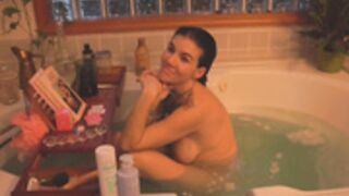 FrankieRiverss 15 feb bathtub talkative