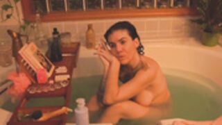 FrankieRiverss 15 feb bathtub talkative