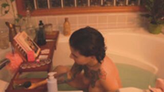 FrankieRiverss 15 feb bathtub talkative