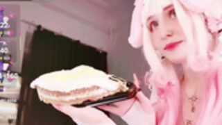 SophiaSawami smash the cake on her birthday