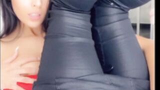 Hanna Miller quick masturbation in pants