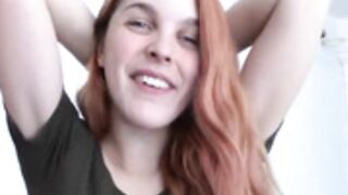 Amarna Miller tocando la convha