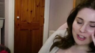 Larah_Sky chatting