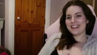 Larah_Sky chatting