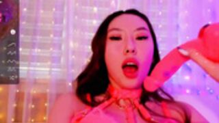 tia_kai plays her sloppy pussy in closeup