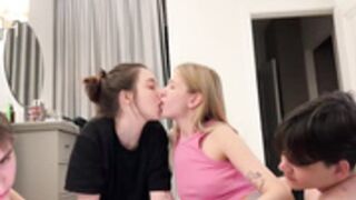 Luis7777hui kissing