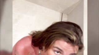 Arikytsya Quick Bathroom Blowjob