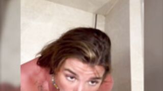 Arikytsya Quick Bathroom Blowjob