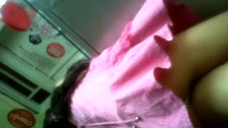 espiando a mi hermanita con la camara