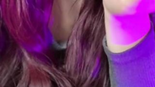 Luna_lu sucking fingers