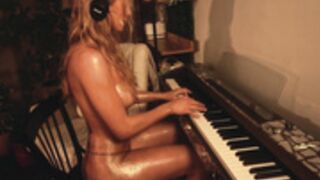 559 - HeyBanans Piano Playing