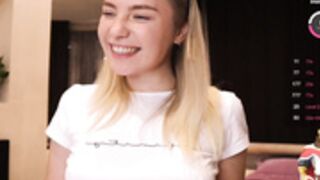 Snow_is_falling shakes her boobs (23/12/2022)