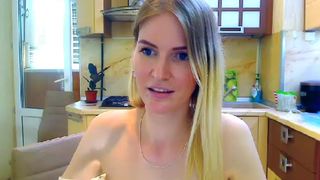 Missluci in her hot kitchen...Miss luci dans sa cuisine