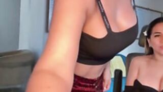 Carolina_Novoa - shows big boobs with her friend