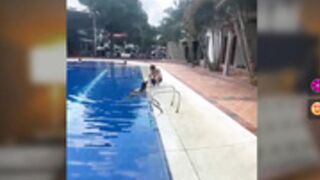 Cataleya en piscina y hermana keily