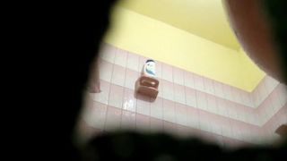 espiando ala prima en la ducha