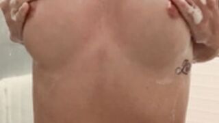 cremedelapeach peaches nude shower