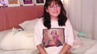 Maru_chan_  playing in bed