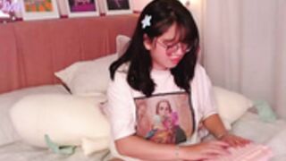 Maru_chan_  playing in bed