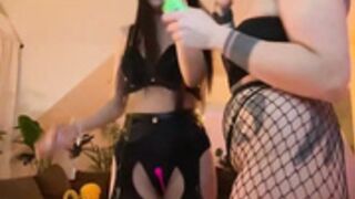 InkedBiitch & Juicy-​Alison lesbian sex show