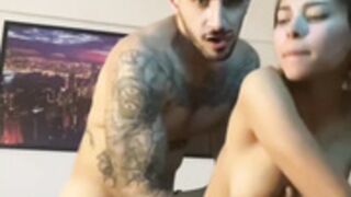 NaOMiKRaUsE buscando consuelo en su vecino