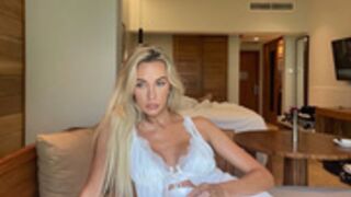 MaDiSoN AcKeRmAn jugando con su pareja