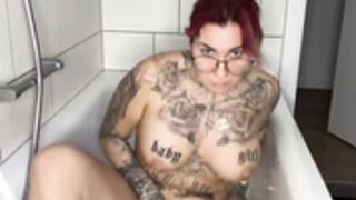 Mia-Fuchs full naked in bathtub