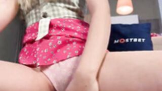 shyrubate TRY TO SHOW HER BALD PUSSY!