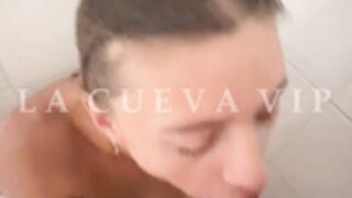 GeOvAnA AbRuZa teniendo sexo en la ducha