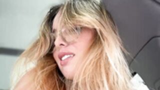 Alirawrz nude pussy and dildo play at car