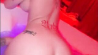 AbRuAnTooNeLLa teniendo sexo duro en el jacuzzi