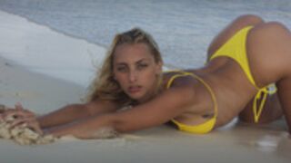 BaBYdOllXL jugando con ¨las¨ pelotas en la playita