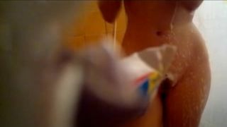 Nadre e hija en la misma ducha