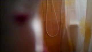 Nadre e hija en la misma ducha