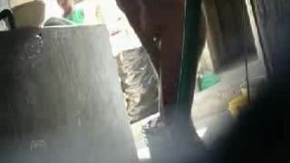 edpiando ala becina tras la  ventana