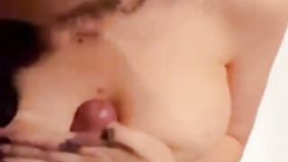 qpiyuela chupandola ricaso y acabada en las tetas OF