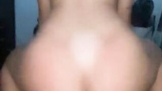 Sentando Gostoso com Plug Anal