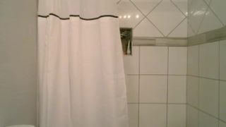 Le_Lea shower 2