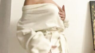 stasha_li took off her bathrobe