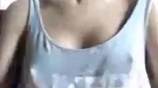 Chica se masturba publicamente