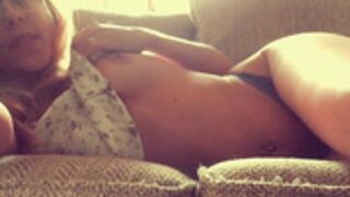 Steph Kegels @stephkegels 2019.05.29 Got bored on the couch. Deci