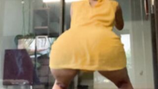 Steph Kegels @stephkegels 2020.06.10 Someone should teach me how to squat. I have no balanc
